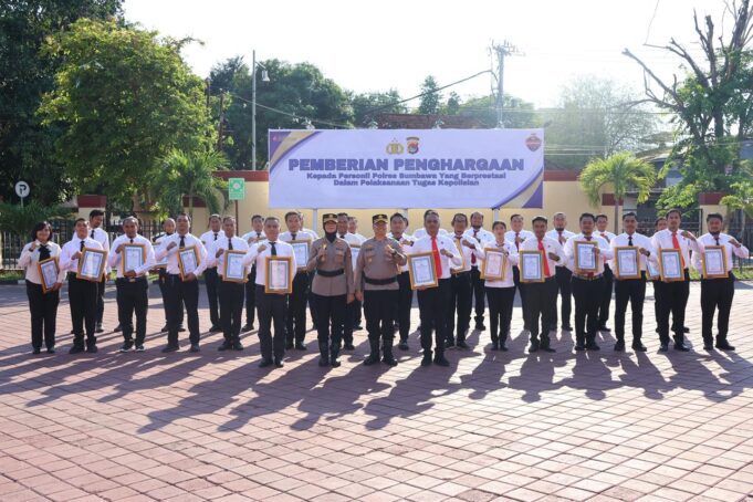 Kapolres Beri Penghargaan 53 Personel Berprestasi