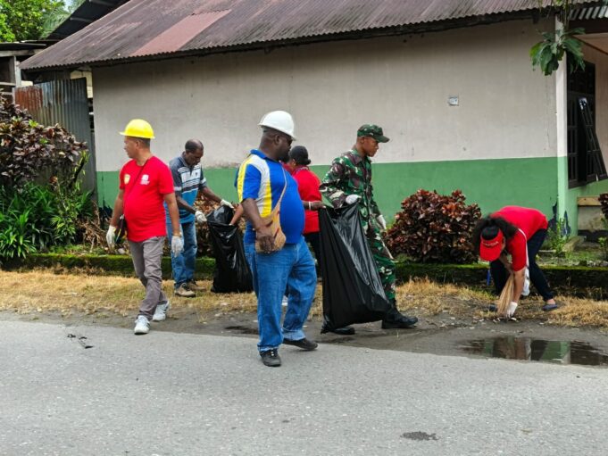 Mencegah Terjadinya Sumbatan Dan Genangan Air, Babinsa Koramil Timika Ajak Warga Bersihkan Saluran Drainase