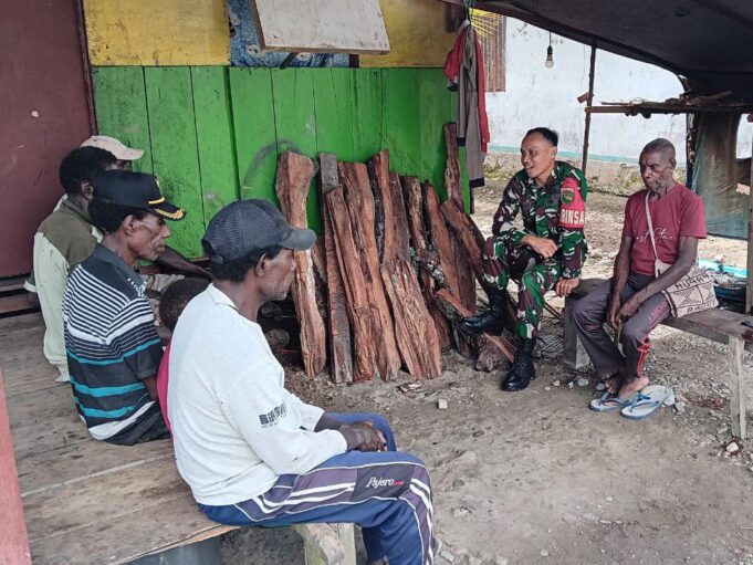 Bahas Keamanan dan Pembangunan, Babinsa Koramil Mapurujaya Laksanakan Komsos dengan Kepala Kampung Hiripau