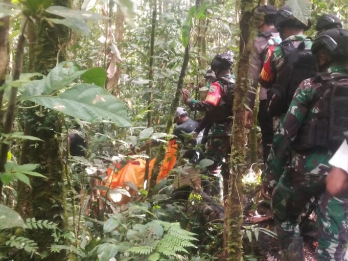 Aksi Sigap Prajurit Kodim 1715/Yahukimo Mengevakuasi Para Pendulang Emas Yang Menjadi Korban Pembunuhan oleh OPM di wilayah Yahukimo