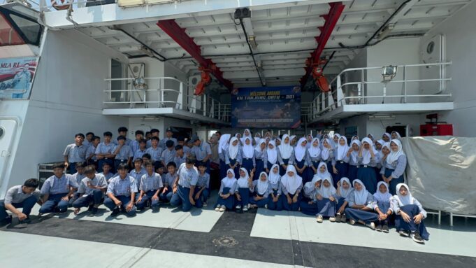 KN. Tanjung Datu-301 Kenalkan Dunia Kemaritiman Kepada Pelajar