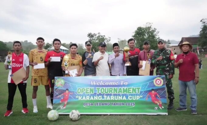 Wabup Tutup Turnamen Sepak Bola Karang Taruna Cup Desa Ledang 2025