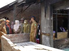Wabup Tinjau Lokasi Kebakaran dan Serahkan Bantuan di Pekat
