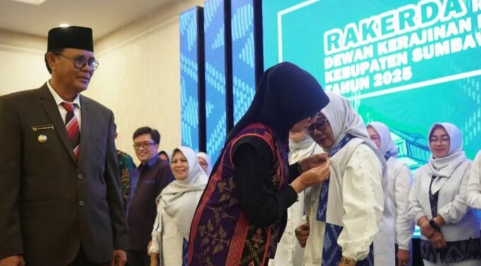 Bupati Sumbawa Dorong Kebangkitan Tenun Lokal