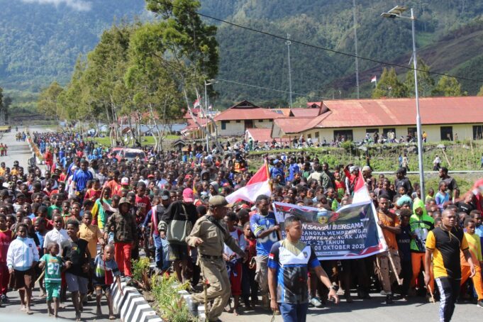 Meriahkan HUT Kabupaten Puncak Jaya Yang ke-29, Kodim 1714/Puncak Jaya Ikuti Kegiatan Jalan Santai Bersama