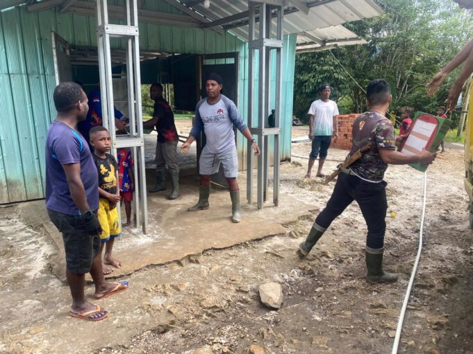 Satgas TMMD ke-126 Kodim 1810/Tambrauw dan Warga Kampung Babak Gotong Royong Rehabilitasi Gereja Advent
