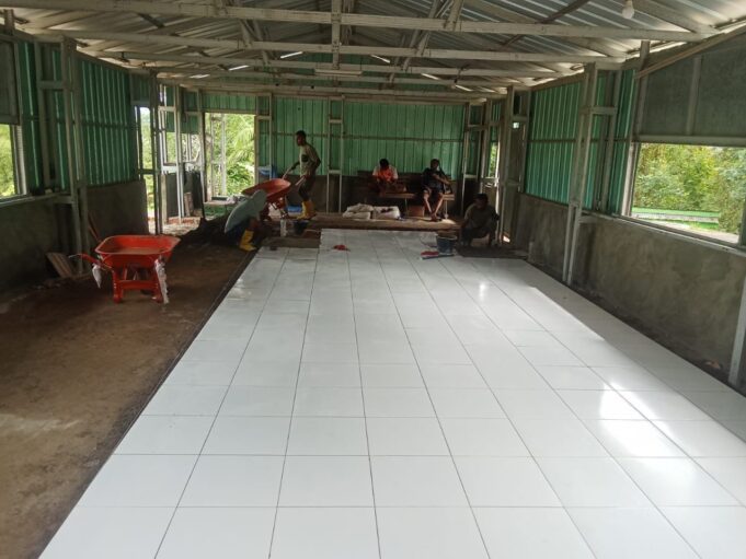 Semangat Terus Berlanjut, Satgas TMMD 126 Kodim Tambrauw Lanjutkan Perehaban Gereja di Tahap Dinding dan Pemasangan Keramik