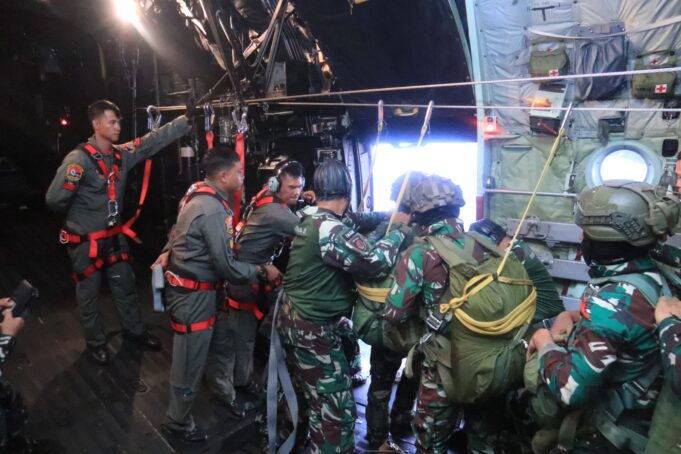 Lanud Sultan Hasanuddin Dukung Latihan Penerjunan Dasar Para Kostrad