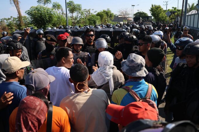 Bentrok Sebabkan Tiga Polisi Terluka, Eksekusi Lahan Sengketa Ditunda