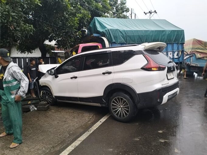 Truk Banting Stir, Satu Penumpang Expander Tewas