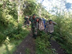 Akses Jalan Rusak, Pasien Dievakuasi dengan Tandu