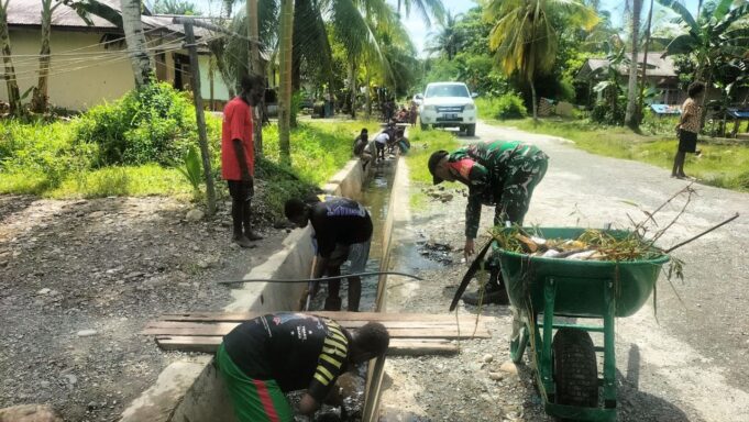Tumbuhkan Hidup Sehat dan Lingkungan Bersih, Babinsa Koramil Mapurujaya Ajak Warga Bersihkan Parit