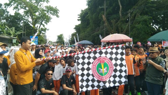 Semarak HUT PGRI: Jalan Sehat di Genteng Guyubkan Guru se-Banyuwangi