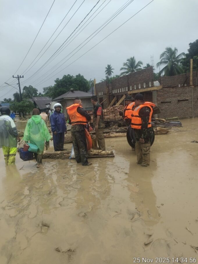 Prajurit TNI Berhasil Evakuasi Warga Banjir Batangtoru, Tapanuli Selatan