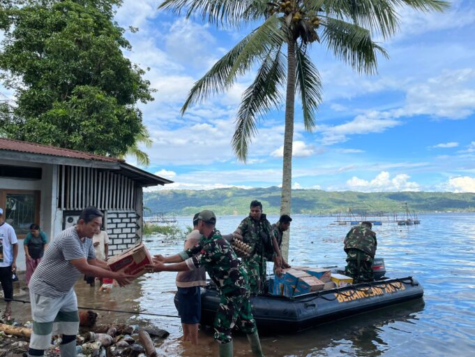 Banjir Putuskan Akses, TNI Tempuh 12 Mil Lalui Danau Singkarak Salurkan Bantuan