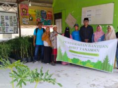 Kades Mantun Serahkan Bantuan Tanaman Bibit untuk Warga Desa