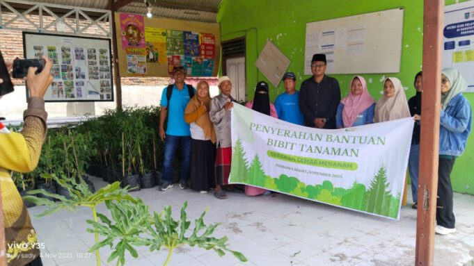 Kades Mantun Serahkan Bantuan Tanaman Bibit untuk Warga Desa