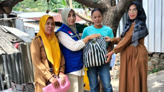 Disos Bersama Pemdes Mantun Serahkan Bantuan kepada Warga Terdampak Bencana Alam