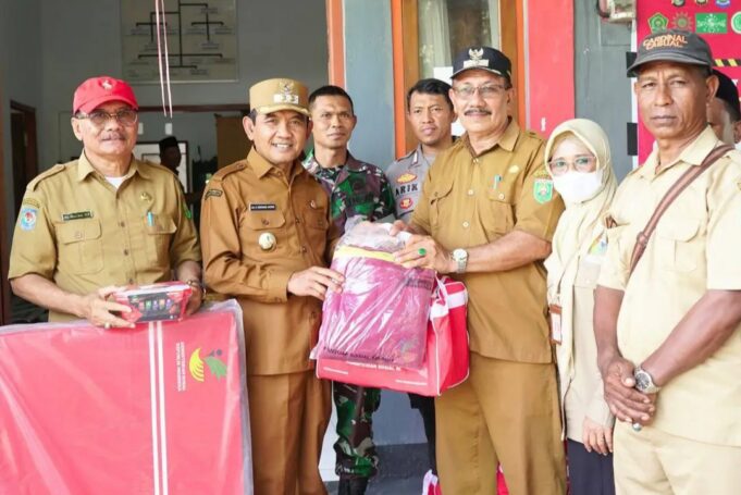 Wabup H. Ansori Salurkan Bantuan untuk Korban Puting Beliung di Desa Berora