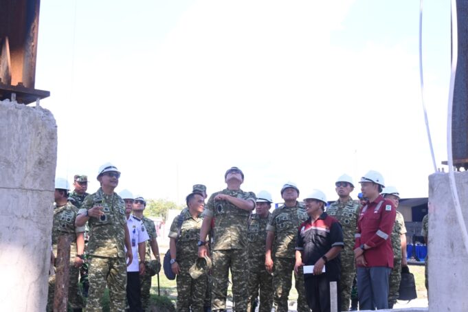 Danlanud Sultan Hasanuddin Dampingi Wakasau Tinjau Pembangunan Infrastruktur Site Radar Takalar