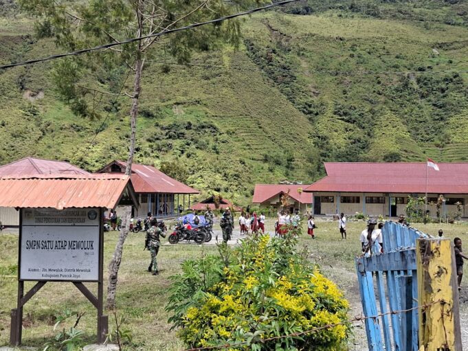 Kodim 1714/Puncak Jaya, Babinsa Bantu Pendataan Sekolah Rusak di Kabupaten Puncak Jaya