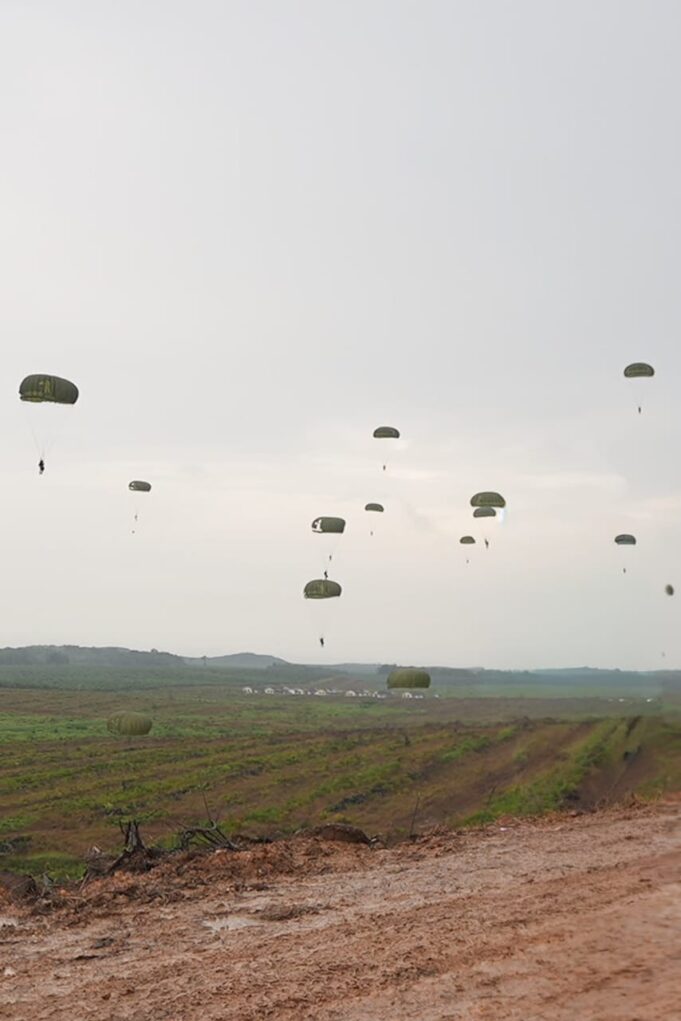 Ratusan Peterjun Kostrad Hiasi Langit Kota Timah Babel
