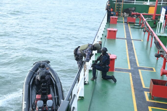 Kolaborasi Unsur Laut dan Udara, Tangkap Dua Kapal Pembawa Pasir Timah Ilegal