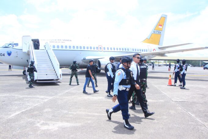 Sukhoi Su 27/30 Skadron Udara 11 Paksa Mendarat Pesawat Asing di Lanud Sultan Hasanuddin