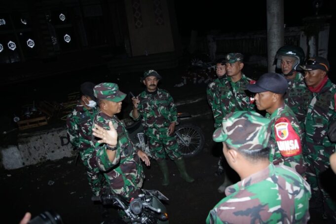 Koramil 0821-14/Pronojiwo Intensifkan Patroli Malam di Zona Merah Gunung Semeru untuk Lindungi Warga
