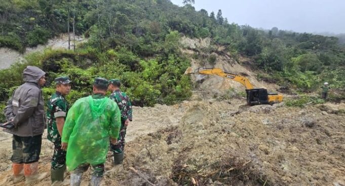 TNI Prioritaskan Keselamatan Warga, Danrem 023/KS Pimpin Pembukaan Akses Jalan Longsor di Tapanuli Tengah