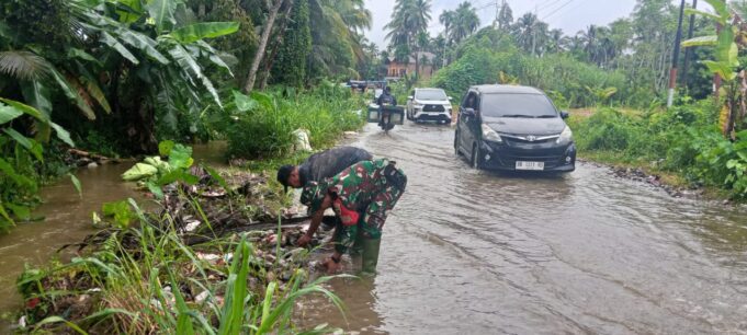 Respon Cepat TNI : Prajurit Kodim 0212/TS Bantu Penanganan Bencana di Mandailing Natal