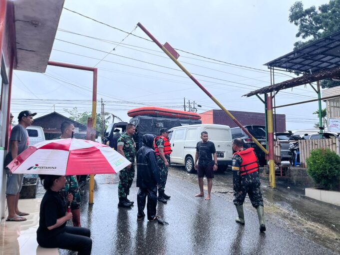 Hujan Deras Rendam Pemukiman, TNI Turun Tangan Evakuasi Warga di Padang