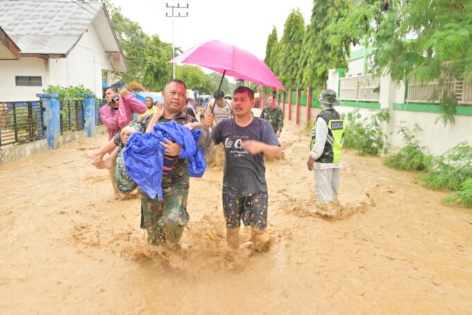 Banjir Rendam Permukiman di Pidie, TNI Bantu Evakuasi dan Distribusi Logistik