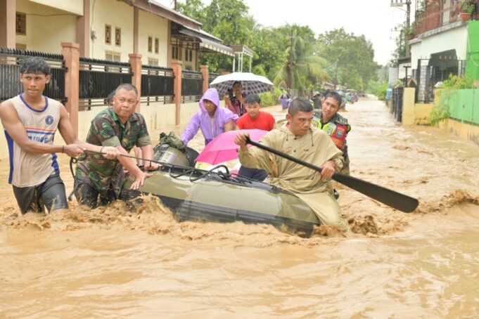 Gerak Cepat, Prajurit TNI AD Selamatkan Lansia 90 Tahun dari Rumah Terendam Banjir