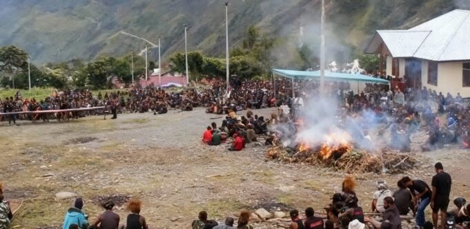 Kodim 1714/Puncak Jaya Bantu Masyarakat Gelar Acara Bakar Batu Adat di Kabupaten Puncak Jaya