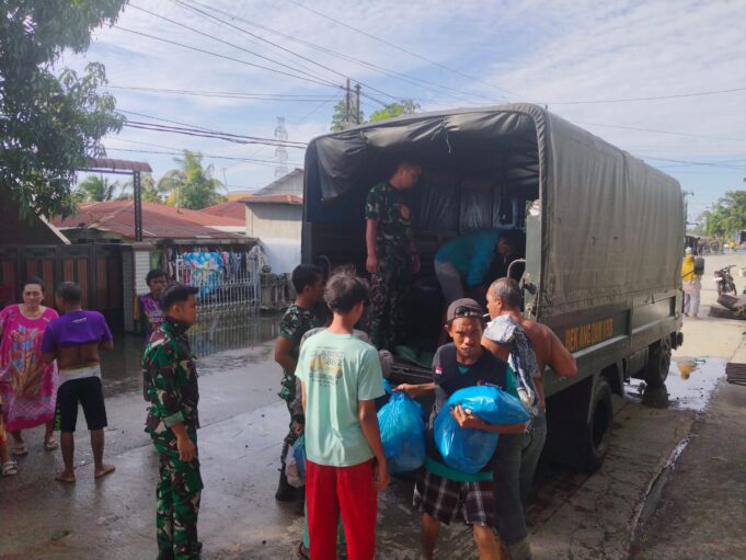 TNI Distribusikan 14.225 Nasi Bungkus untuk Warga Terdampak Banjir di Medan