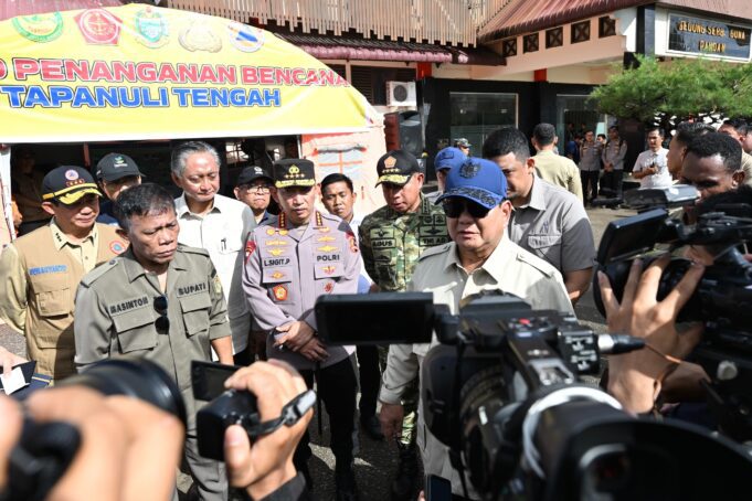 Panglima TNI Dampingi Presiden RI Tinjau Lokasi Bencana Tapanuli Tengah dan Padang