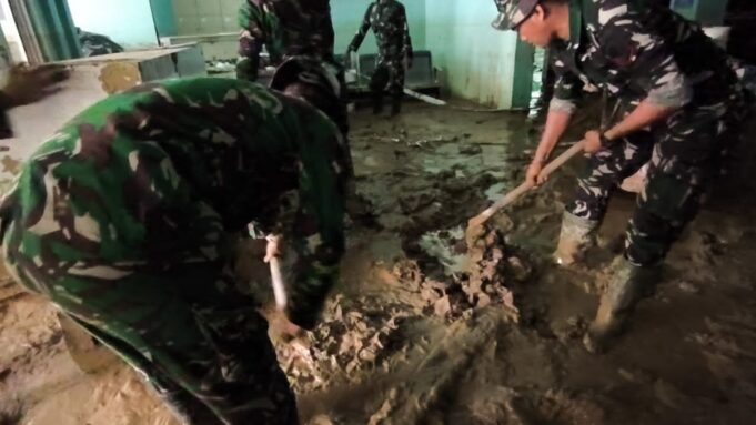 TNI Kerahkan Puluhan Prajurit Pulihkan RSUD Aceh Tamiang Pasca Banjir