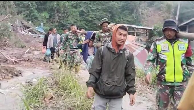 TNI Evakuasi Dua Lansia Penderita Stroke di Wilayah Terisolasi Bener Meriah