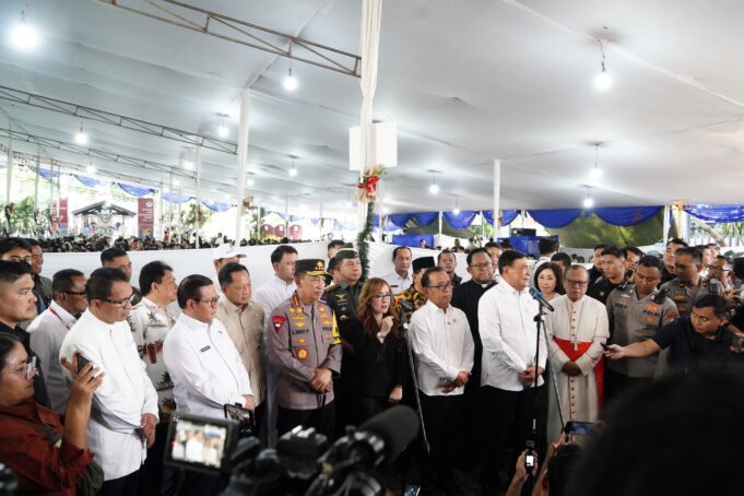 Panglima TNI Dampingi Menko Polkam Tinjau Pengamanan Gereja Jelang Natal 2025