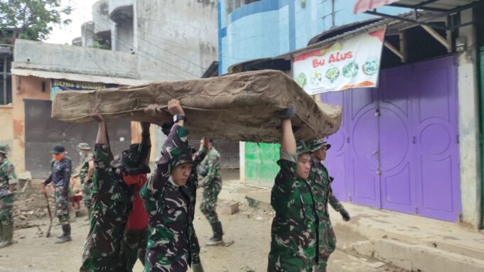 Ratusan Prajurit TNI Bersihkan Pasar Kuala Simpang, Dorong Pemulihan Ekonomi Pascabanjir