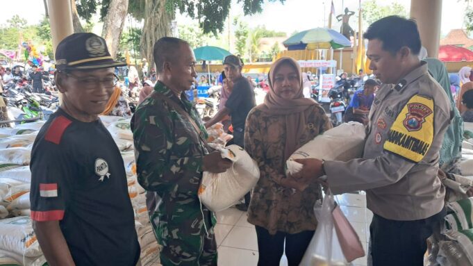 975 KK di Desa Sidomekar Terima Bantuan Pangan