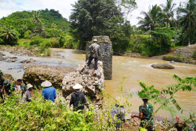 TNI Bangun Jembatan Gantung 80 Meter Untuk Percepat Mobilitas Warga Sukabumi