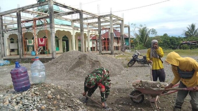 Perkuat Kebersamaan Serta Cerminkan Sikap Toleransi, Babinsa Koramil 1710-07/Mapurujaya Bersama Warga Gelar Kerja Bakti Pembangunan Masjid