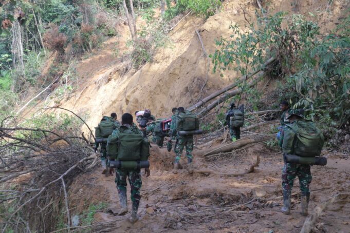 TNI Terobos 20 Titik Longsor Dengan Berjalan Kaki, Logistik Bencana Didorong ke Wilayah Terisolir Tapteng