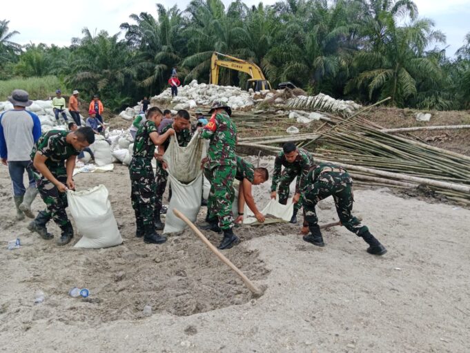 TNI dan Warga Gotong Royong Perkuat Tanggul Pasca Banjir di Langkat