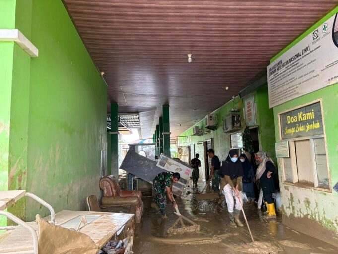 TNI Bersihkan Puskesmas Terdampak Banjir di Aceh Tamiang