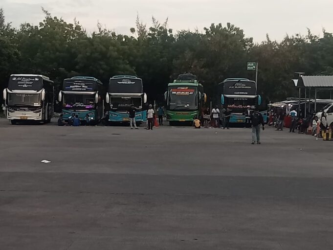 Jelang Nataru, Pelabuhan Kayangan Padat Antrian Kendaraan.