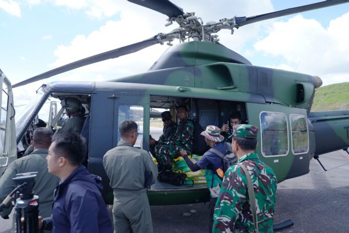 TNI Salurkan Bantuan Menggunakan Helikopter ke Desa Sibalanga