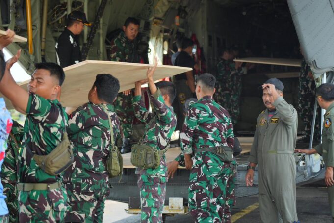 TNI Salurkan Logistik ke Wilayah Terisolasi dengan Metode Airdrop
